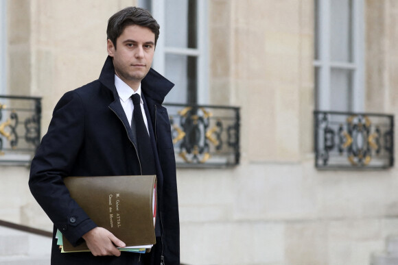 Gabriel Attal, Porte-parole du Gouvernement à la sortie du conseil des ministres, au palais de l'Elysée, à Paris, France, le 2 mars 2022.