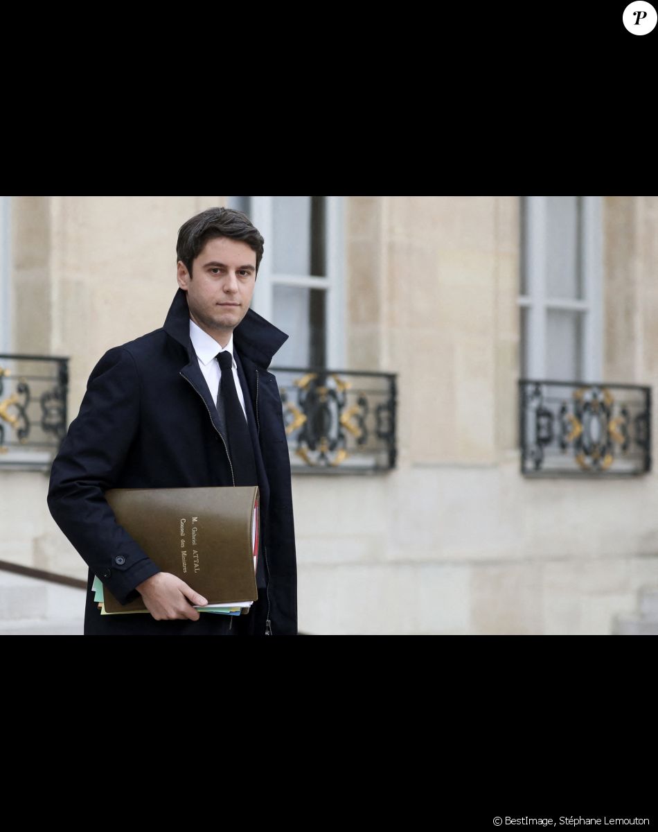 Gabriel Attal, Porte-parole du Gouvernement à la sortie du conseil des ministres, au palais de l'Elysée, à Paris, France, le 2 mars 2022.