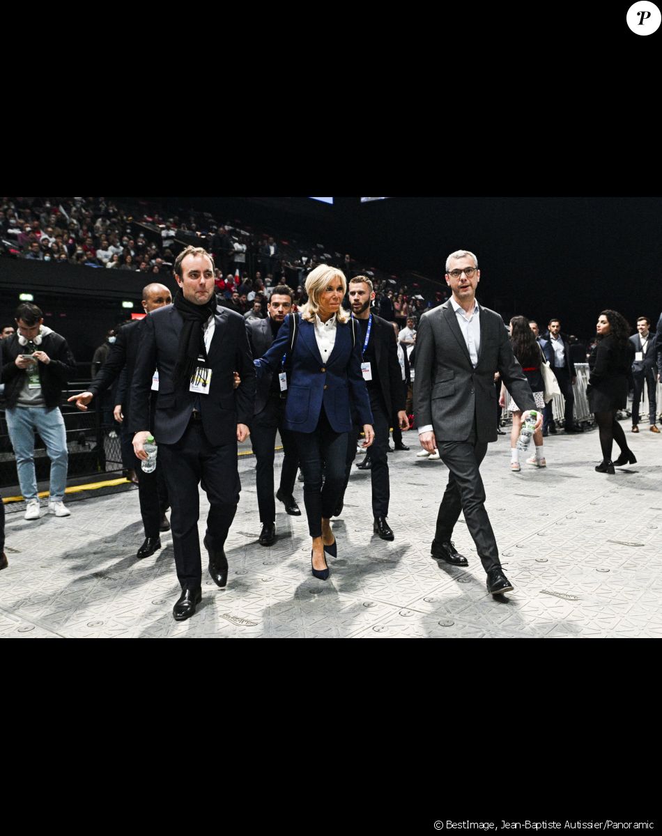 La Première Dame Brigitte Macron - Le président de la République française et candidat du parti centriste La République en marche (LREM) à la réélection a effectué son premier grand meeting de campagne à la Défense Arena à Nanterre, France, le 2 avril 2022