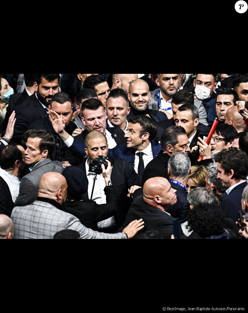 Le président de la République française et candidat du parti centriste La République en marche (LREM) à la réélection, Emmanuel Macron a effectué son premier grand meeting de campagne à la Défense Arena à Nanterre, France, le 2 avril 2022