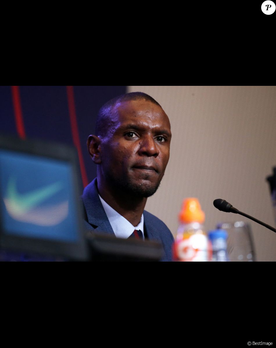 Eric Abidal lors de la présentation de Arturo Vidal comme nouveau joueur du FC Barcelone.