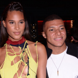 Semi-exclusif - Neymar Jr, Cindy Bruna, Kylian Mbappé et Marco Verratti lors de la soirée d'anniversaire de C.Bruna (27 ans) au restaurant Giusé Trattoria à Paris, France, le 1er octobre 2021. Un événement organisé par Five Eyes Production. © Rachid Bellak/Bestimage