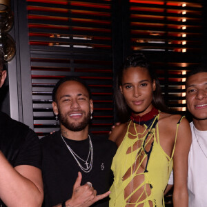 Semi-exclusif - DJ Snake (William Grigahcine), Neymar Jr, Cindy Bruna, Marco Verratti et Kylian Mbappé lors de la soirée d'anniversaire de C.Bruna (27 ans) au restaurant Giusé Trattoria à Paris, France, le 1er octobre 2021. Un événement organisé par Five Eyes Production. © Rachid Bellak/Bestimage