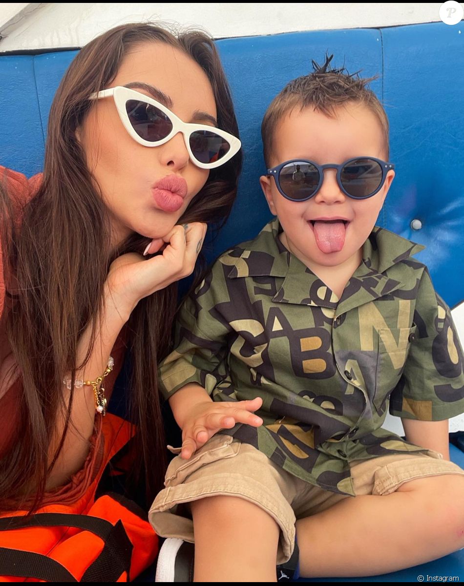 Nabilla Benattia pose avec son fils