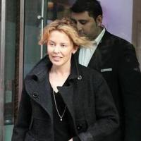Kylie Minogue : Pour ses rendez-vous d'affaires, elle a décidé de... ne plus se coiffer !