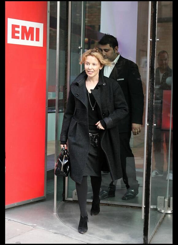 Kylie Minogue à la sortie de chez EMI à Londres le 21 janvier 2010