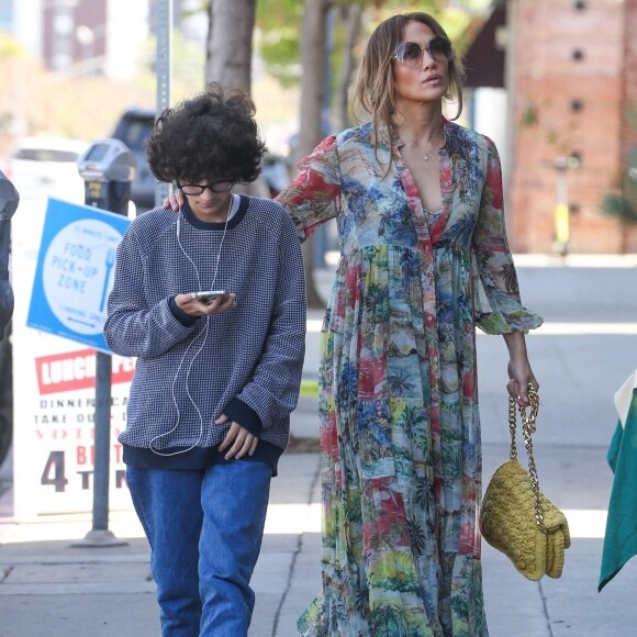 Jennifer Lopez fait du shopping avec sa fille Emme à Culver City le 5 avril 2022.