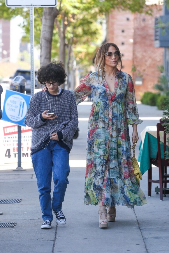 Jennifer Lopez fait du shopping avec sa fille Emme à Culver City le 5 avril 2022. 