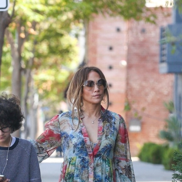 Jennifer Lopez fait du shopping avec sa fille Emme à Culver City le 5 avril 2022. 