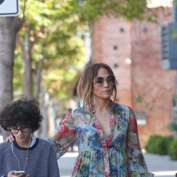 Jennifer Lopez fait du shopping avec sa fille Emme à Culver City le 5 avril 2022.