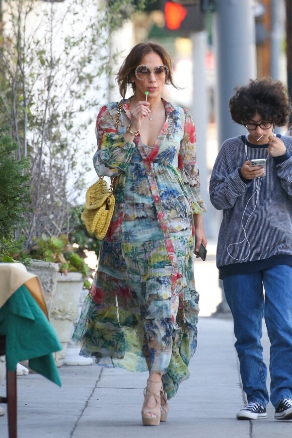 Jennifer Lopez fait du shopping avec sa fille Emme à Culver City le 5 avril 2022. 
