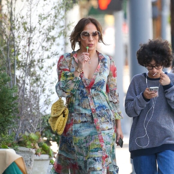 Jennifer Lopez fait du shopping avec sa fille Emme à Culver City le 5 avril 2022. 