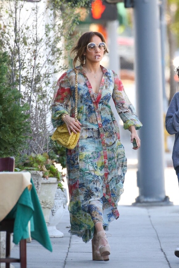 Jennifer Lopez fait du shopping avec sa fille Emme à Culver City le 5 avril 2022.