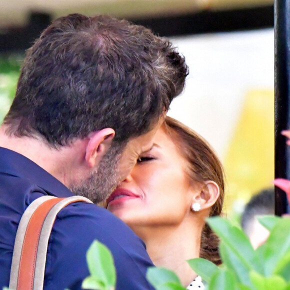 Jennifer Lopez et Ben Affleck partagent une pause tendresse en marge du 78ème festival international du film de Venise, la Mostra le 11 septembre 2021. 