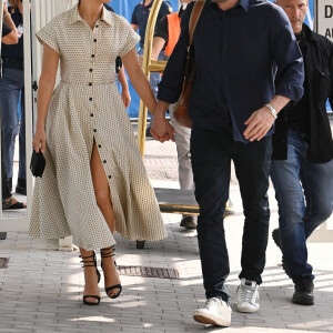 Ben Affleck et sa compagne Jennifer Lopez, aperçus main dans la main, à l'aéroport de Venise, à l'issue du festival international du film (La Mostra), le 11 septembre 2021. 