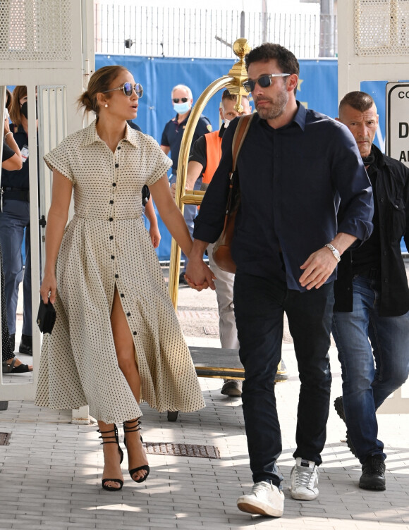 Ben Affleck et sa compagne Jennifer Lopez, aperçus main dans la main, à l'aéroport de Venise, à l'issue du festival international du film (La Mostra), le 11 septembre 2021. 