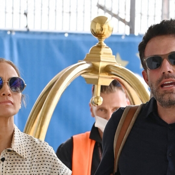 Ben Affleck et sa compagne Jennifer Lopez, aperçus main dans la main, à l'aéroport de Venise, à l'issue du festival international du film (La Mostra), le 11 septembre 2021. 