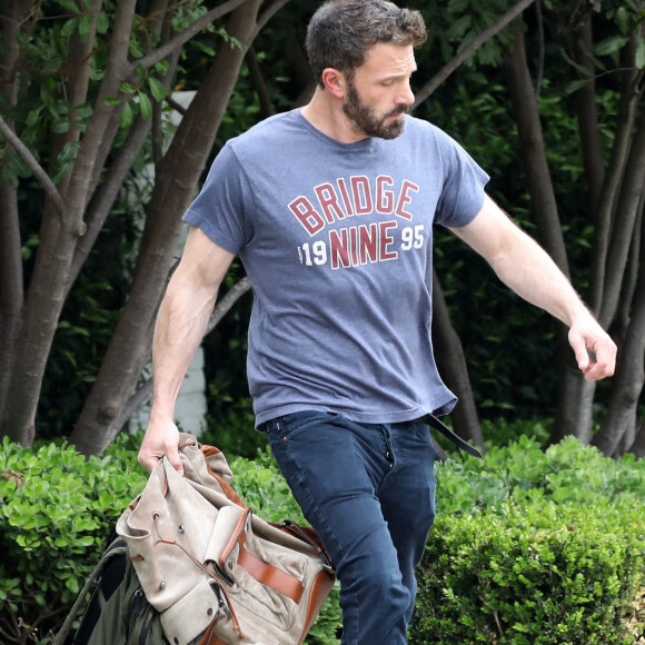 Ben Affleck sort de chez lui la ceinture défaite et la braguette ouverte à Pacific Palisades, Los Angeles, Californie, Etats-Unis, le 2 avril 2022. 