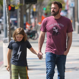 Ben Affleck a profité d'une belle journée avec son fils Samuel dans les rues de Brentwood. Le 1er avril 2022 