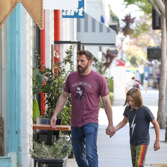 Ben Affleck a profité d'une belle journée avec son fils Samuel dans les rues de Brentwood. Le 1er avril 2022 