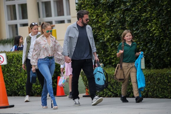 Ben Affleck va récupérer son fils Samuel à la sortie de l'école avec sa compagne Jennifer Lopez à Santa Monica le 31 mars 2022. 