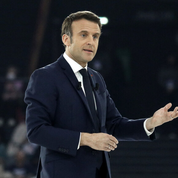 Le président de la République française et candidat du parti centriste La République en marche (LREM) à la réélection, Emmanuel Macron a effectué son premier grand meeting de campagne à la Défense Arena à Nanterre, France, le 2 avril 2022