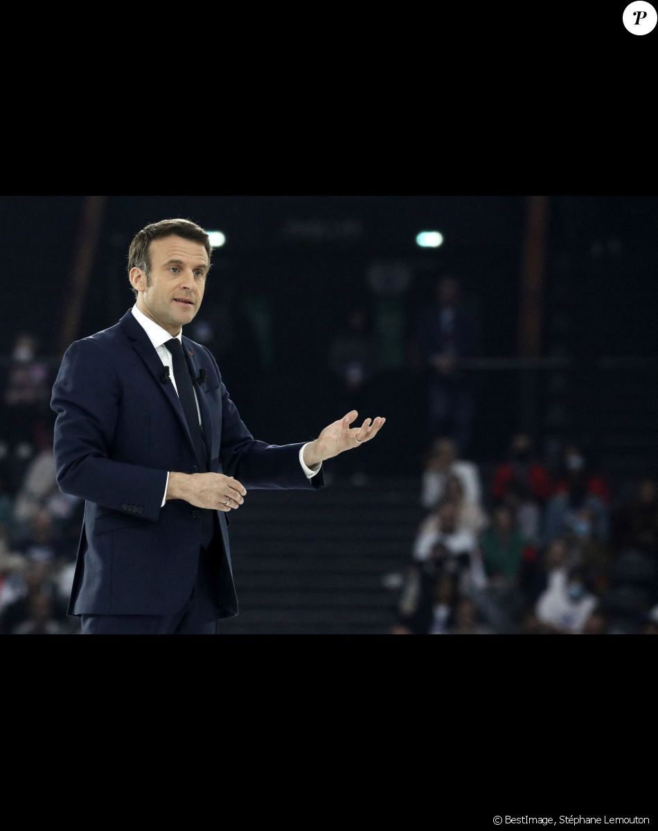 Le président de la République française et candidat du parti centriste La République en marche (LREM) à la réélection, Emmanuel Macron a effectué son premier grand meeting de campagne à la Défense Arena à Nanterre, France, le 2 avril 2022