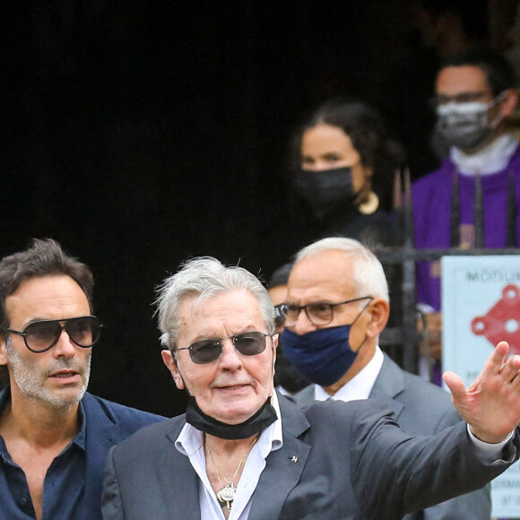 Alain Delon et son fils Anthony - Obsèques de Jean-Paul Belmondo en l'église Saint-Germain-des-Prés, à Paris le 10 septembre 2021. ©