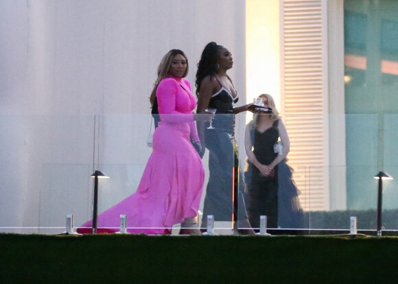 Venus Williams, Serena Williams - Les invités lors de la cérémonie de mariage de Brooklyn Beckham et Nicola Peltz à Palm Beach en Floride le 9 avril 2022. 