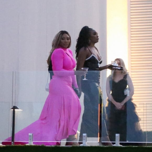 Venus Williams, Serena Williams - Les invités lors de la cérémonie de mariage de Brooklyn Beckham et Nicola Peltz à Palm Beach en Floride le 9 avril 2022. 