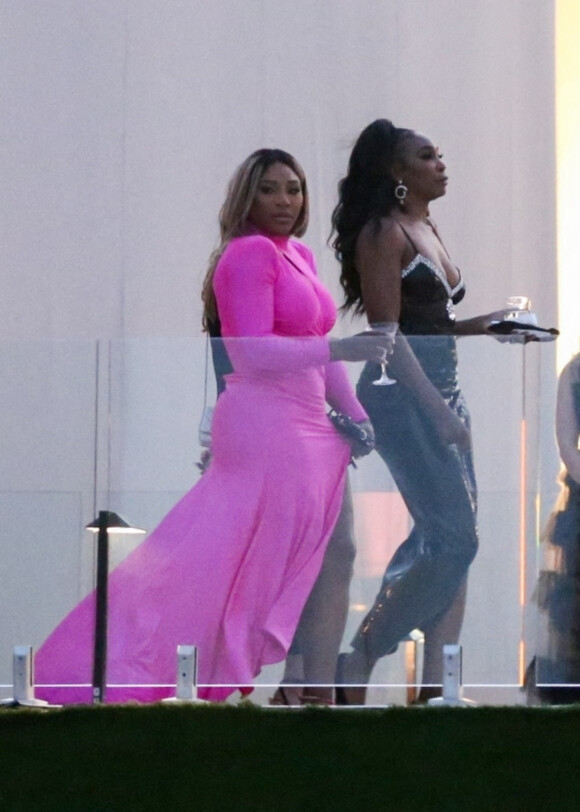 Venus Williams, Serena Williams - Les invités lors de la cérémonie de mariage de Brooklyn Beckham et Nicola Peltz à Palm Beach en Floride le 9 avril 2022. 