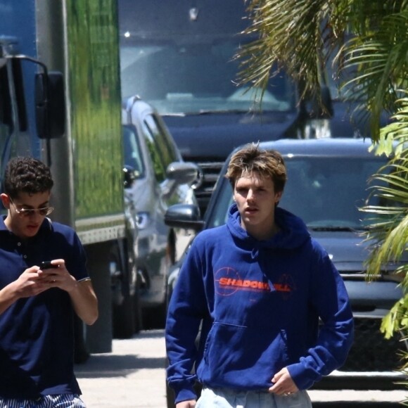 Exclusif - Cruz Beckman se rend au mariage de son frère Brooklyn avec un ami à Palm Beach en Floride le 9 avril 2022.