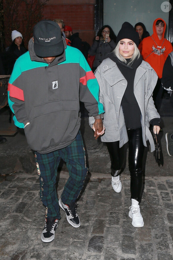 Kylie Jenner et son compagnon Travis Scott quittent leur hôtel main dans la main à New York, le 28 novembre 2018 