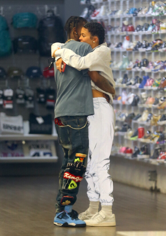Exclusif - Kylie Jenner et son compagnon Travis Scott se câlinent et s'embrassent lors d'une virée shopping à New York, le 8 mai 2018 