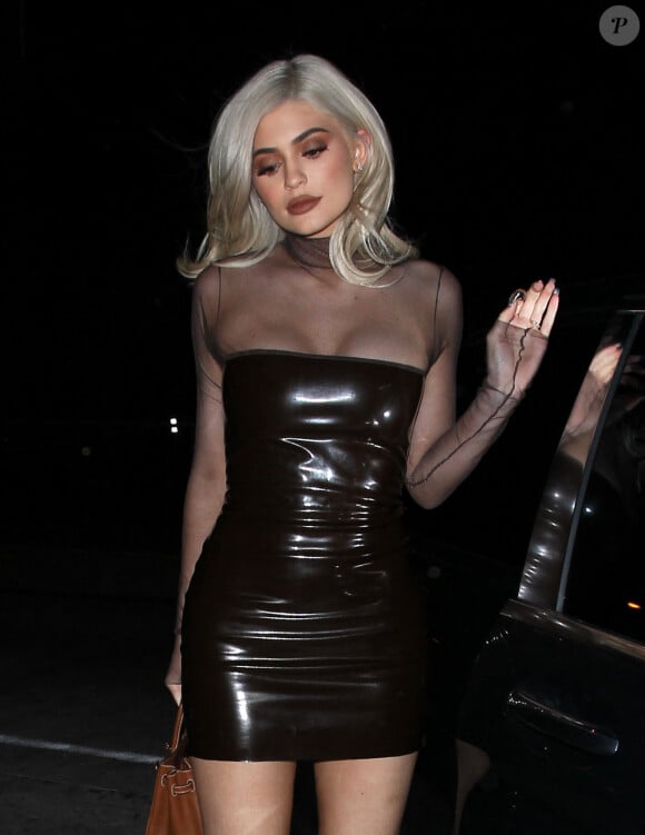 Kylie Jenner, blonde platine, se promène dans les rues de West Hollywood, le 22 septembre 2016 