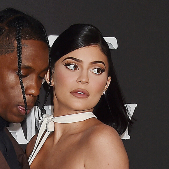 Travis Scott avec sa compagne Kylie Jenner à la première du prochain documentaire de Netflix Look Mom I Can Fly au Barker Hangar dans le quartier de Santa Monica à Los Angeles.