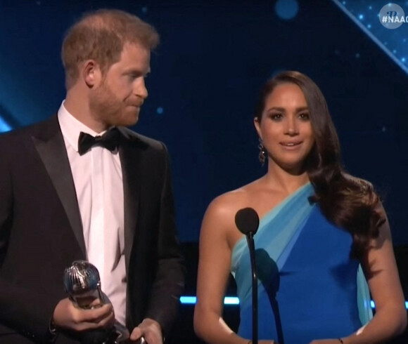 Le prince Harry, duc de Sussex, et Meghan Markle, duchesse de Sussex, rendent hommage au peuple ukrainien lors de la cérémonie des NAACP Image Awards à Los Angeles au cours de laquelle ils ont accepté le "Prix du président" pour leur travail d'aide à un refuge pour femmes du Texas. Le 27 février 2022.  Prince Harry and Meghan Markle paid tribute to the people of Ukraine as they accepted the President's Award at the NAACP Image Awards. The Duke and Duchess of Sussex appeared on stage on to accept the President's Award in recognition of special achievement and distinguished public service. As they accepted the award for their work helping a Texas women's shelter, promoting vaccine equity and creating community relief centers, Harry first wanted to address the conflict in Ukraine following Russia's invasion this week. He said: “We would like to acknowledge the people of Ukraine, who urgently need our continued support as a global community.” Harry added that he was grateful for being honored by the NAACP and that he and his wife were meant to be together to help others despite their supposed differences. He said: I think it's safe to say that I come from a very different background from my incredible wife, yet our lives were brought together for a reason. We share a commitment to a life of service, a responsibility to combat injustice and a belief that the most often overlooked are the most important to listen to.” The NAACP ceremony is their first major Hollywood event since leaving the royal family as they rubbed shoulders with host Anthony Anderson and dozens of A-listers. When receiving their award, Megan said: “I couldn't be prouder that we're doing this work together. We moved to California, my home state, shortly before the murder of George Floyd. For black America, those nine minutes and 29 seconds transcended time, invoking centuries of our unhealed wounds. In the months that followed, as my husband and I spoke with the civil rights community, we committed ourselves and our organization, Archewell, to illuminating those who are advancing racial justice and progress.” Derrick Johnson, President and CEO of the NAACP, said in a statement that it was a thrill to honor Harry and Meghan for their work to support 'equity both in the US and around the world'. Johnson added: “Not only do they continue to lead by example, The Duke and Duchess have also decided to inspire the next generation of activists through the NAACP-Archewell Digital Civil Rights Award, ensuring the support and recognition of generations of civil rights leaders to come". Los Angeles. February 27th, 2022. 