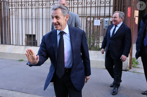 L'ancien président Nicolas Sarkozy a voté pour l'élection présidentielle dans un bureau de vote du 16ème arrondissement de Paris le 10 avril 2022