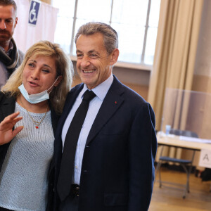 L'ancien président Nicolas Sarkozy a voté pour l'élection présidentielle dans un bureau de vote du 16ème arrondissement de Paris le 10 avril 2022