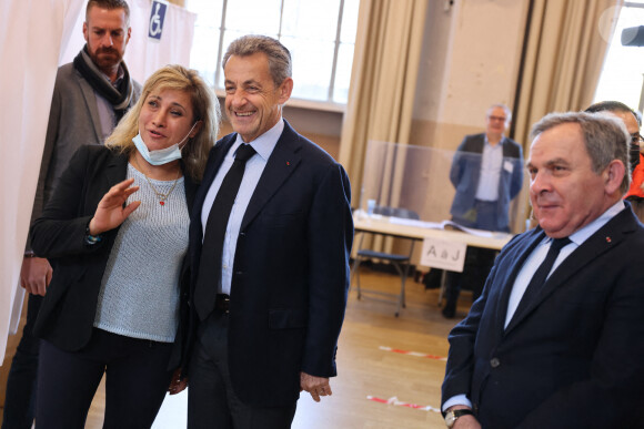 L'ancien président Nicolas Sarkozy a voté pour l'élection présidentielle dans un bureau de vote du 16ème arrondissement de Paris le 10 avril 2022