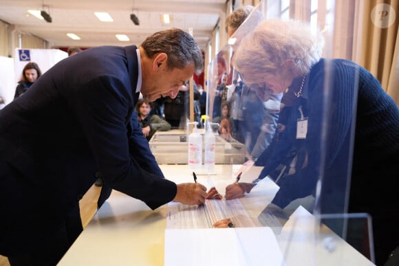 L'ancien président Nicolas Sarkozy a voté pour l'élection présidentielle dans un bureau de vote du 16ème arrondissement de Paris le 10 avril 2022