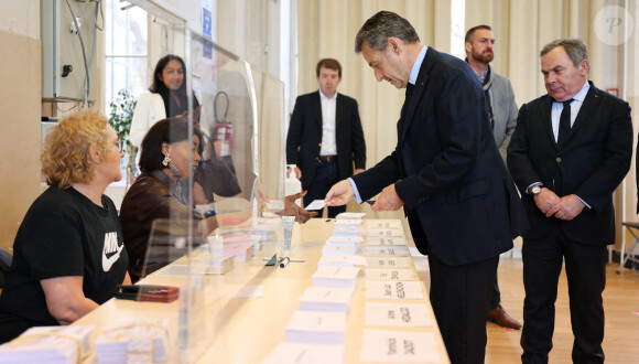 L'ancien président Nicolas Sarkozy a voté pour l'élection présidentielle dans un bureau de vote du 16ème arrondissement de Paris le 10 avril 2022