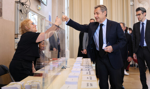 L'ancien président Nicolas Sarkozy a voté pour l'élection présidentielle dans un bureau de vote du 16ème arrondissement de Paris le 10 avril 2022