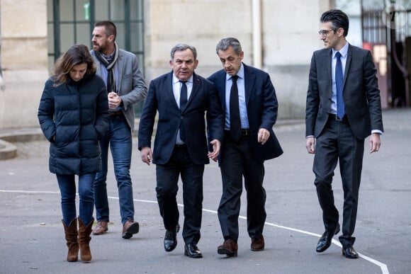 L'ancien président Nicolas Sarkozy a voté pour l'élection présidentielle dans un bureau de vote du 16ème arrondissement de Paris le 10 avril 2022