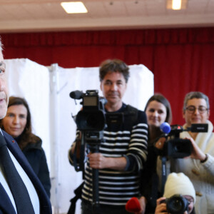 L'ancien président Nicolas Sarkozy a voté pour l'élection présidentielle dans un bureau de vote du 16ème arrondissement de Paris le 10 avril 2022