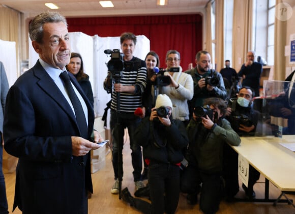 L'ancien président Nicolas Sarkozy a voté pour l'élection présidentielle dans un bureau de vote du 16ème arrondissement de Paris le 10 avril 2022