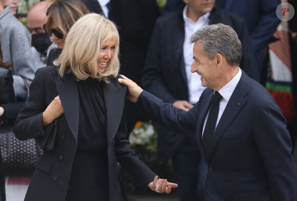 Brigitte Macron et Nicolas Sarkozy - Sorties de la messe funéraire en hommage à Bernard Tapie en l'église Saint-Germain-des-Prés à Paris. Le 6 octobre 2021