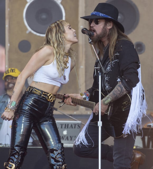 Miley Cyrus, Billy Ray Cyrus en concert au Glastonbury Music Festival, le 30 juin 2019. 