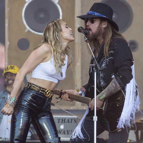 Miley Cyrus, Billy Ray Cyrus en concert au Glastonbury Music Festival, le 30 juin 2019. 