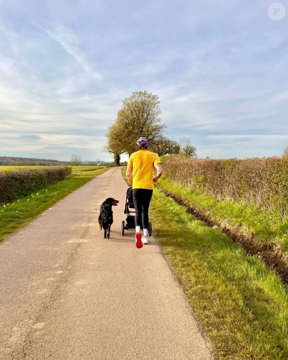 Camille Lacourt et Alice Detollenaere partent courir avec leur fils Marius.